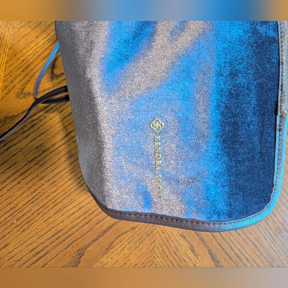 Kendra‎ Scott Purple Velvet Jewelry Case Holder